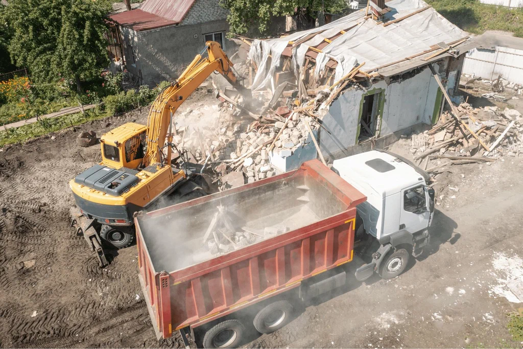 Вывоз мусора после сноса зданий с выездом в Липецке в октябре