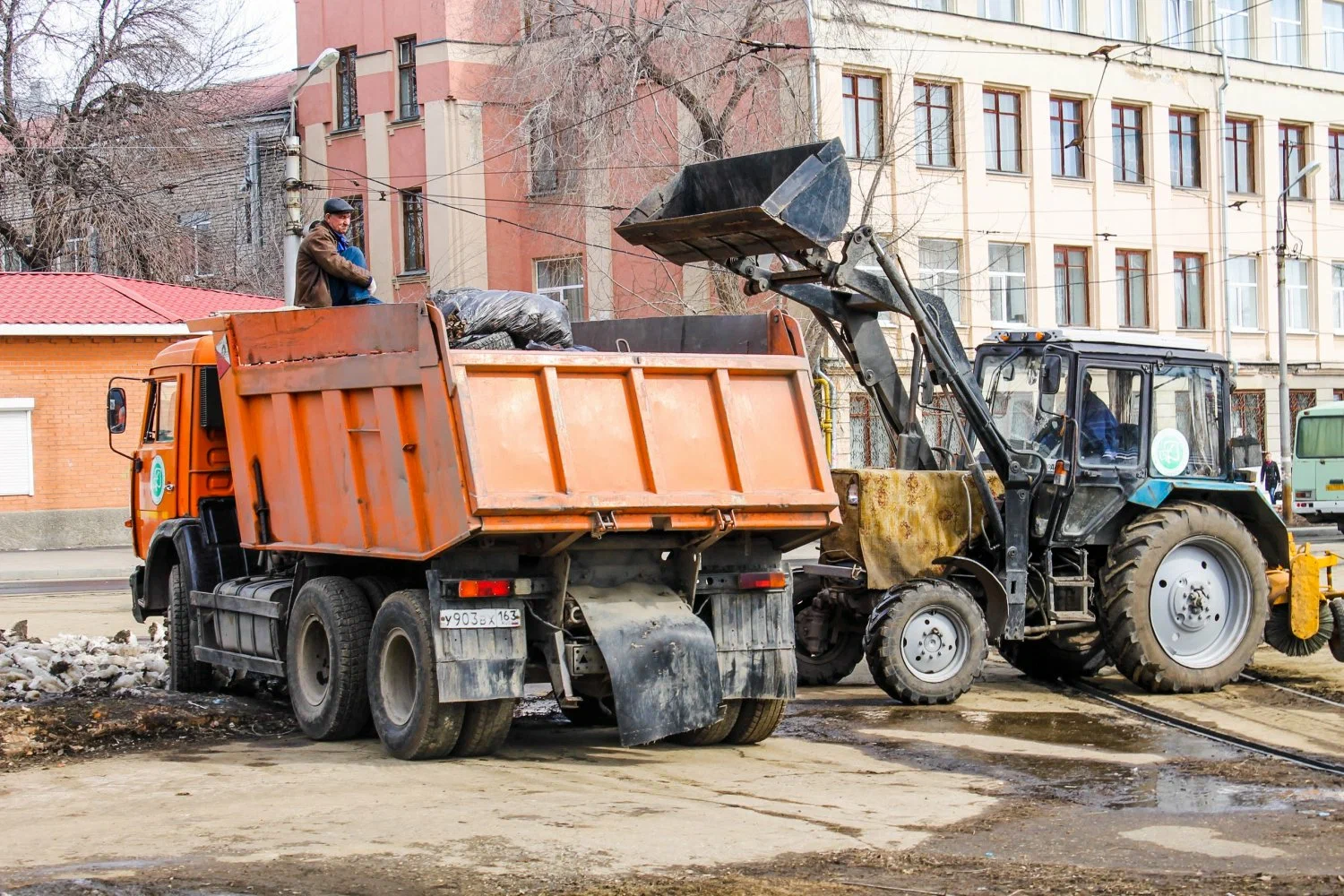 Вывоз мусора Камазом в Липецке – аренда и заказ Камаза 10 тонн от 2443 руб. в ПроМусор