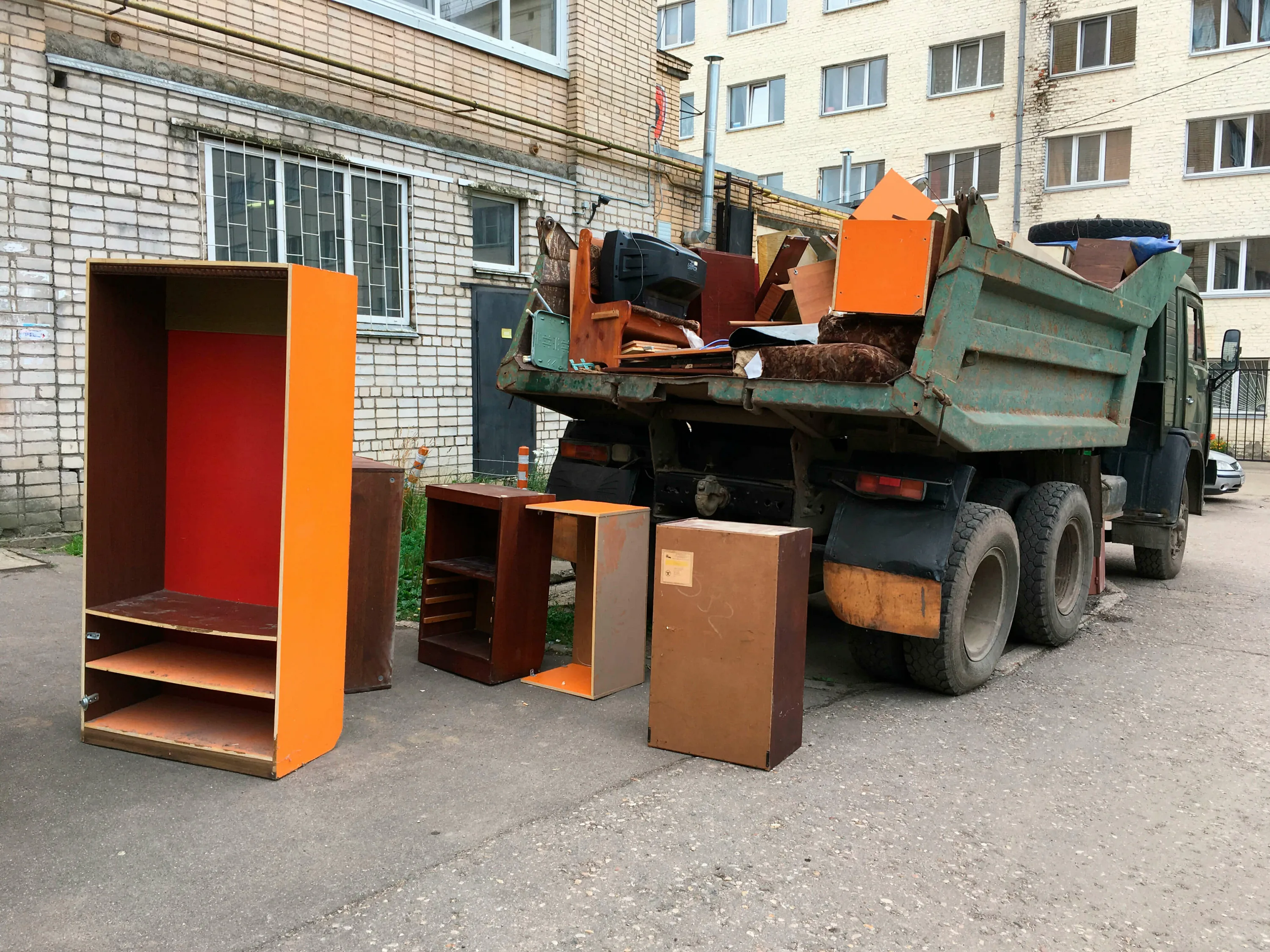 Утилизация старой мебели с вывозом и разбором в Липецке в октябре