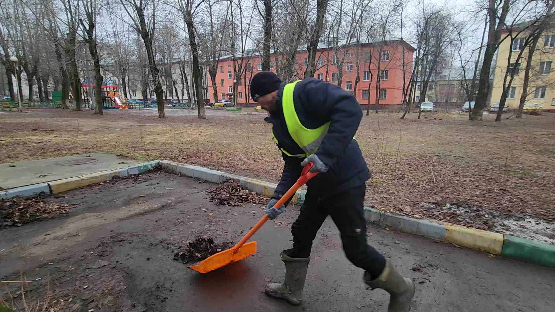 Уборка территорий в Липецке в октябре