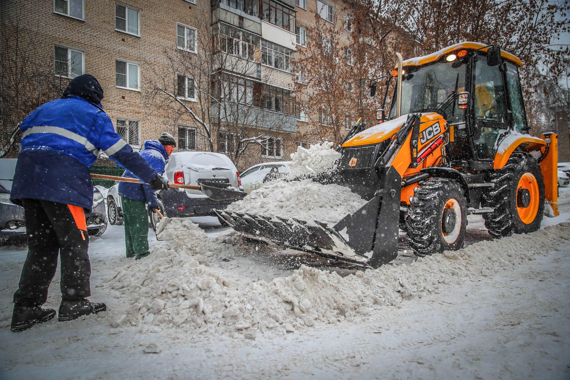 Очистка дворов от снега и наледи в Липецке — уборка снега, трактор и ручная, цены от 520 руб. | ПроМусор